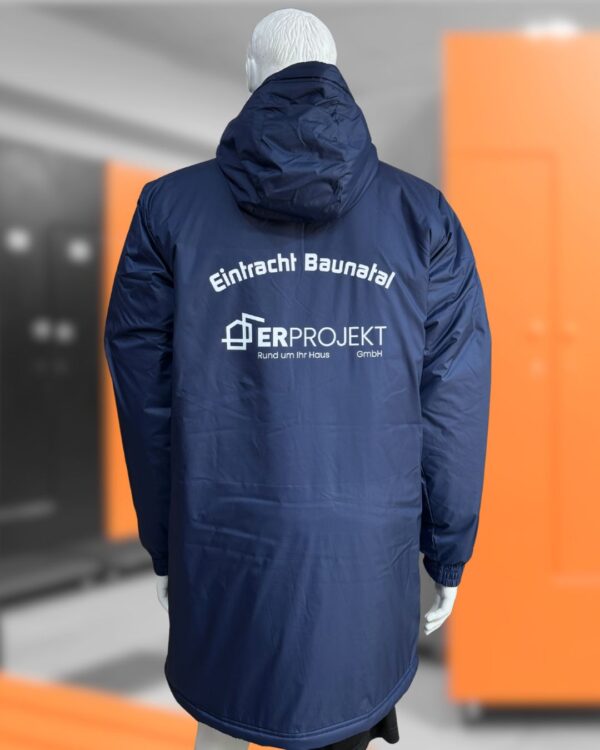 Die adidas Stadionjacken mit Sponsorenwerbung auf dem Rücken