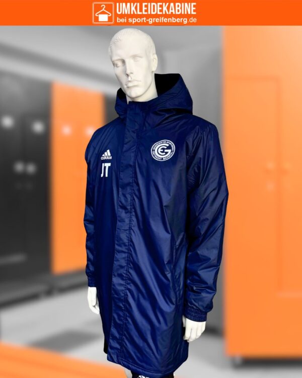 die blauen adidas Stadionjacken mit Vereinslogo Bedruckung