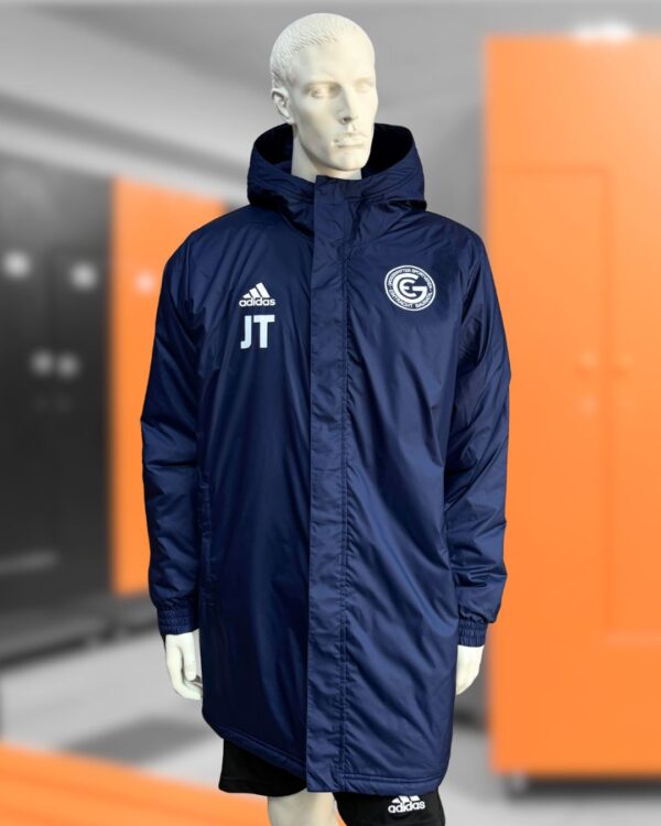 Die adidas-Stadionjacken-mit-Vereinslogo-und-Initialen