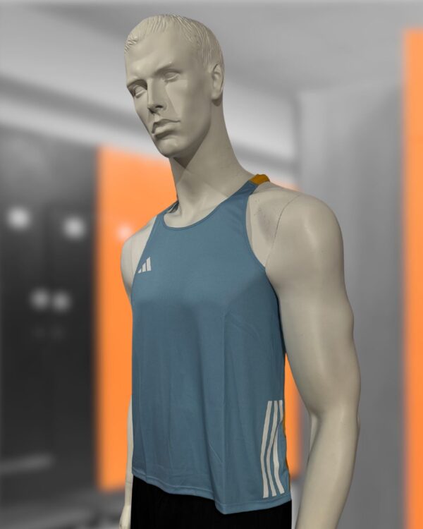 Das adidas Tank Top Locker Room in hellblau
