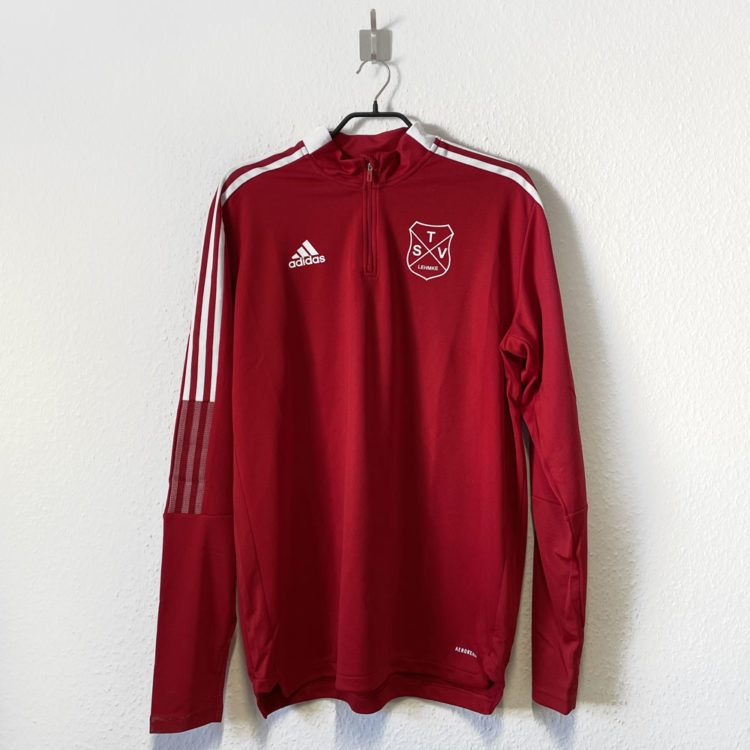 rotes adidas Training Top mit Vereinswappen in weiß als Bedruckung