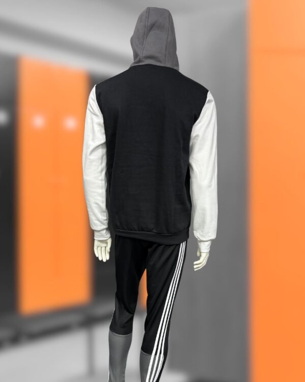 Die adidas Trainingshose und der Hoody aus dem Locker Room