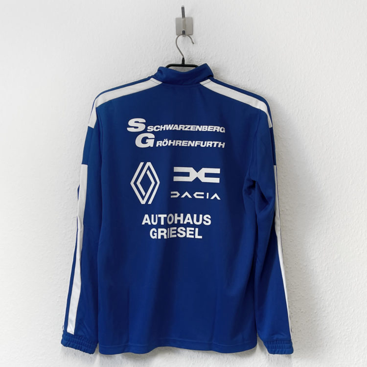 Die adidas Trainingsjacken mit 2 Vereinsnamen auf dem Rücken