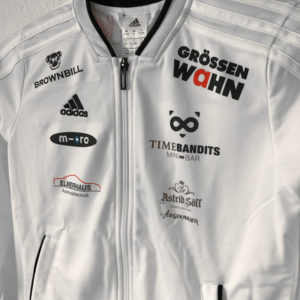 Die adidas Trainingsjacke mit vielen Sponsoren und einem Sublimationsdruck