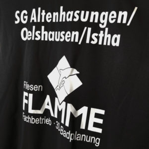 Die Bedruckung mit Vereinsnamen und Sponsor bei den Shirts der SG Altenhasungen/Oelshausen/Istha