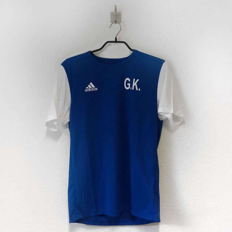 Die adidas Trikots als Training Shirt mit Initialen