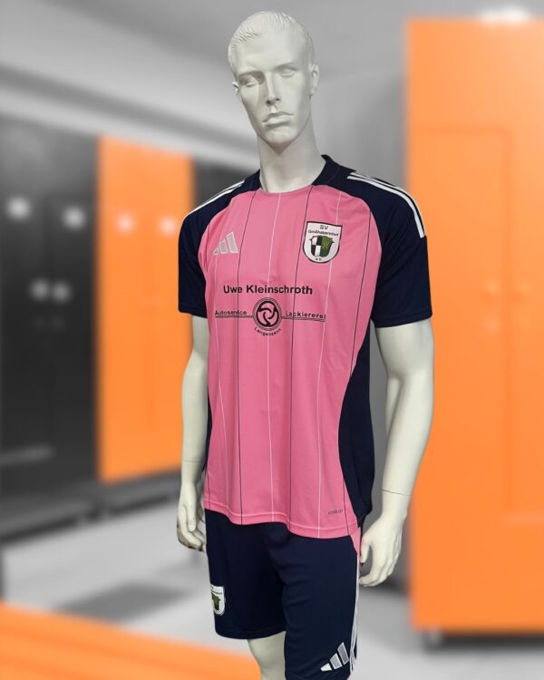 pinke adidas Trikots aus dem Locker Room mit Vereinslogo und Sponsor