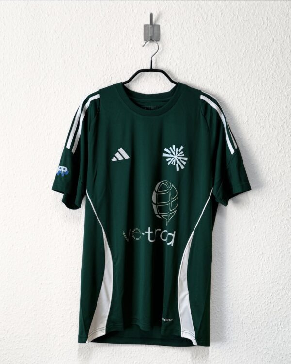 Die adidas Trikots in dunkelgrün mit Druck in weiß und Farbe
