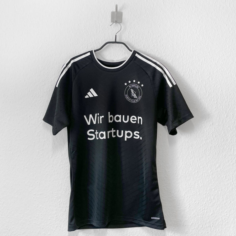 adidas Trikots mit Firmenlogo in weiß