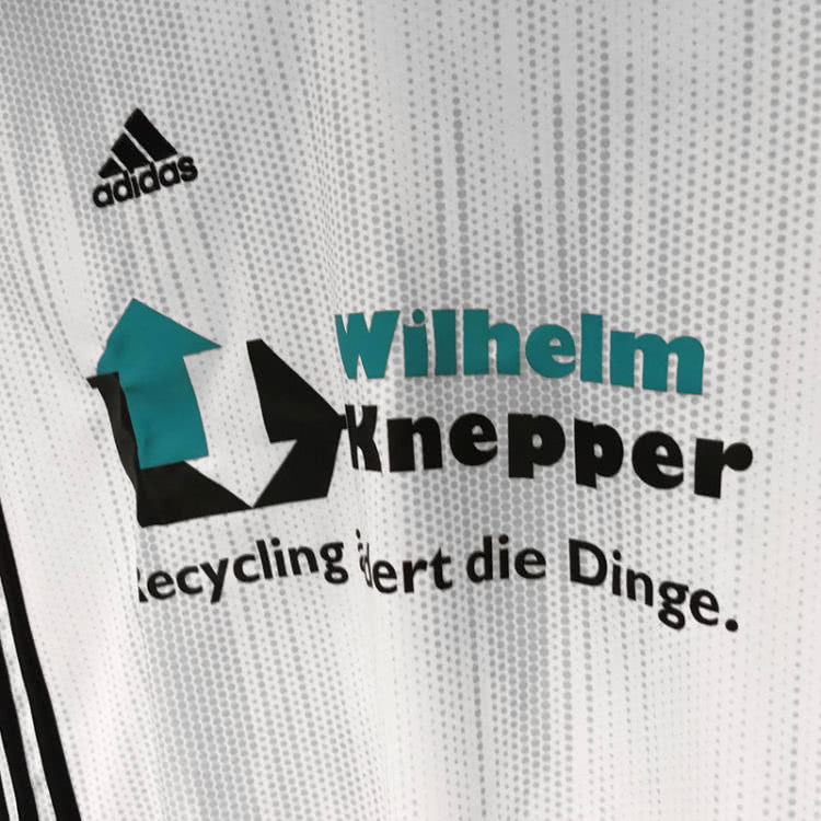 Sponsoren-Werbung auf der Trikot Brust