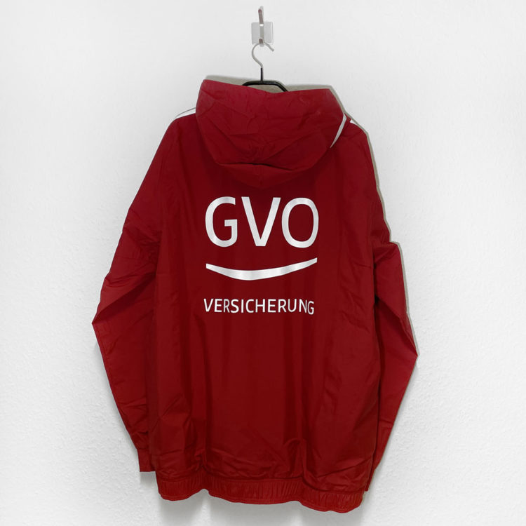 GSV Sponsorenlogo auf den roten adidas Präsentationsjacken