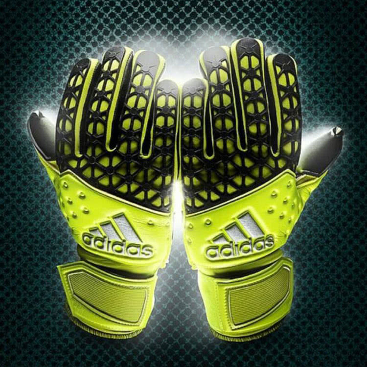 Die Adidas Ace Zones Pro als Manuel Neuer Torwarthandschuhe