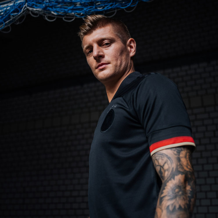 Toni Kroos im adidas DFB Away Trikot in schwarz