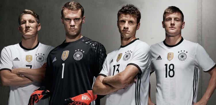 Das Adidas DFB Trikot (EM 2016) Spieler Trikot mit Nummern und Namen