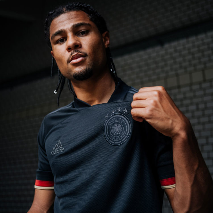 das schwarze adidas DFB Trikot Euro 2020 mit Serge Gnabry