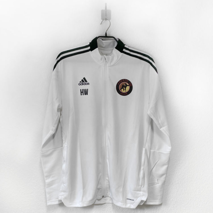 die weißen adidas Karate Trainingsjacken mit farbigem Emblem