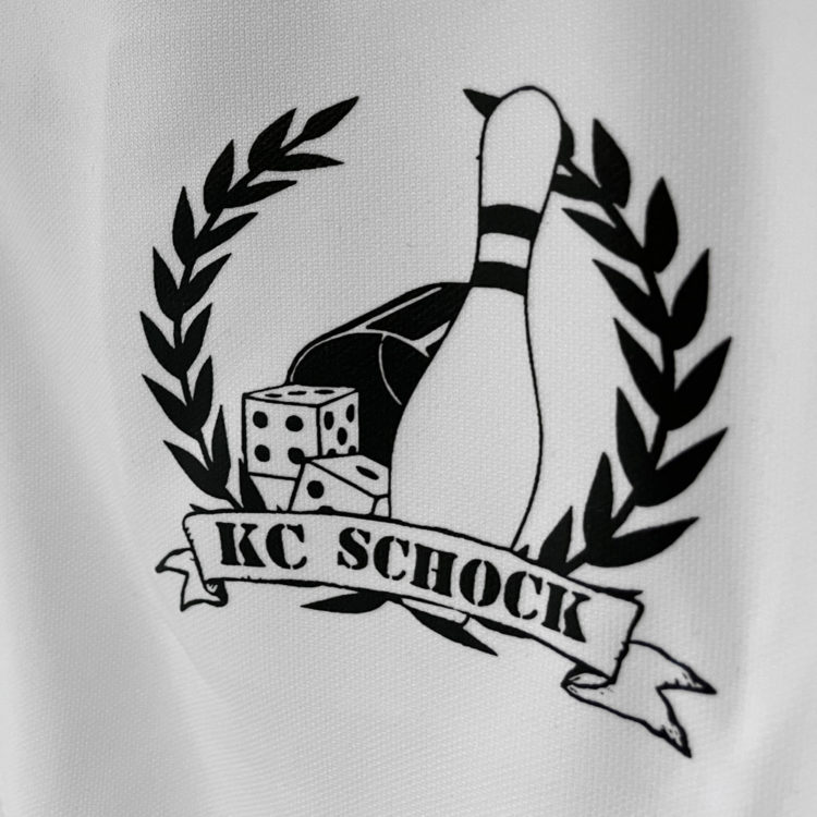 die adidas Kegelclubjacken mit Wappen des Clubs