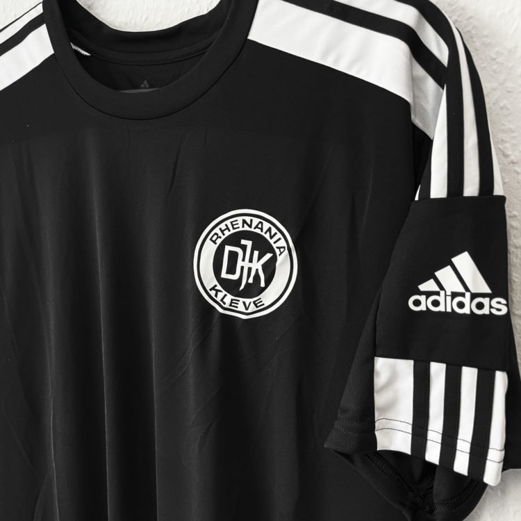 das adidas Squadra 21 Jersey mit Logo Bedruckung in schwarz weiß