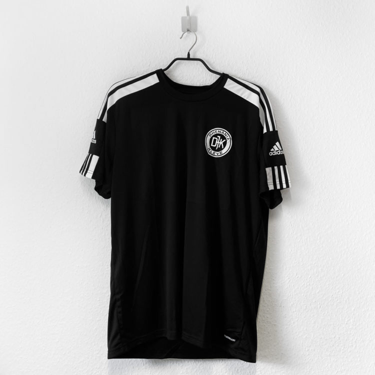 das adidas Squadra Shirt mit Vereinswappen Aufdruck