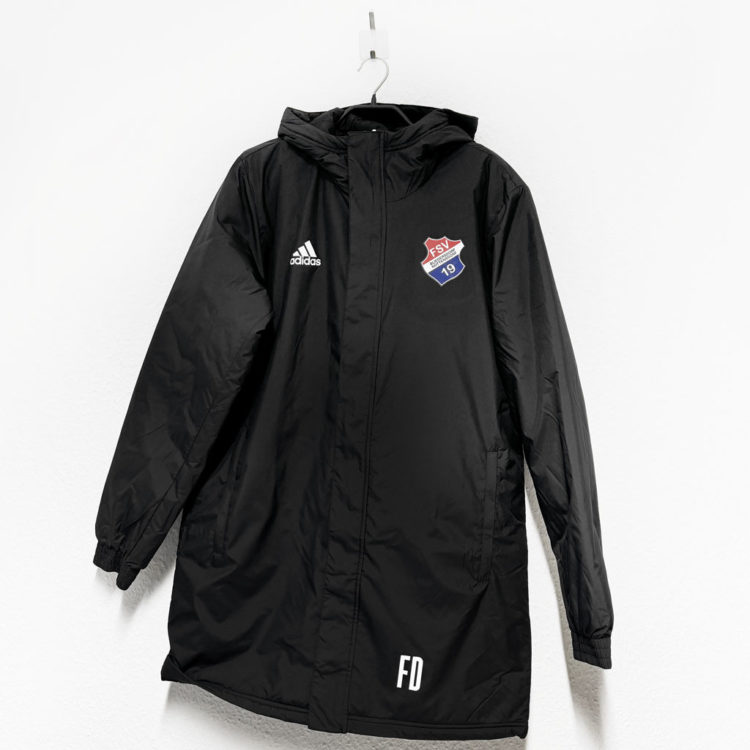 schwarze adidas stadionjacke mit vereinslogo auf dem Rücken