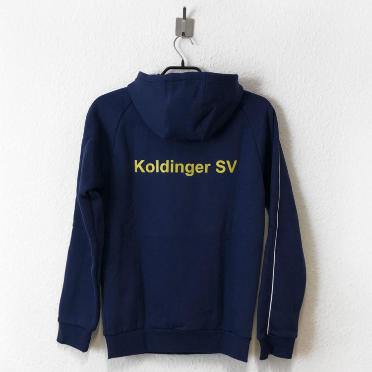 Das adidas Team Hoodie mit Vereinsnamen auf dem Rücken