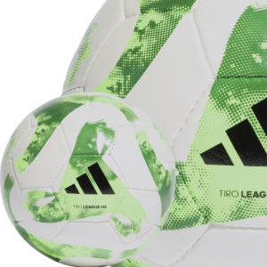 Der adidas Tiro Match Ball als Trainingsfußball mit Handnaht