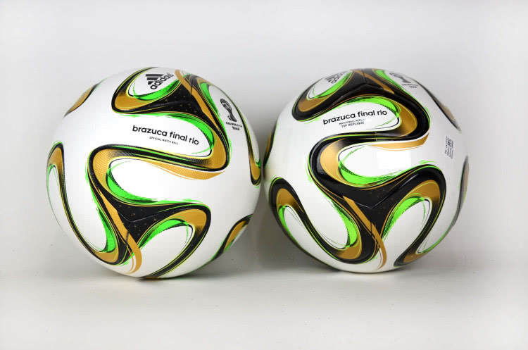 Der Trainingsball und der Spielball der adidas Brazuca Linie