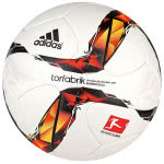 Der Adidas Torfabrik Replica als Spielball