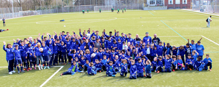 Die komplett Jugend des FTSV Lorbeer trägt den gleichen Adidas Trainingsanzug