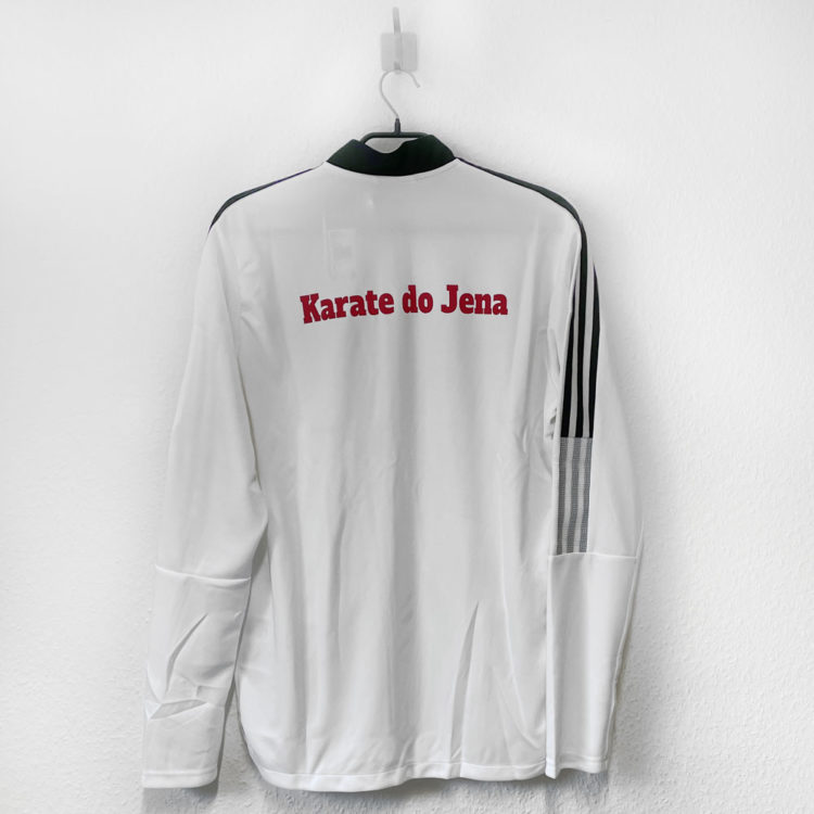 Die weißen adidas Trainingsjacken zum Karate mit Schriftzug auf dem Rücken