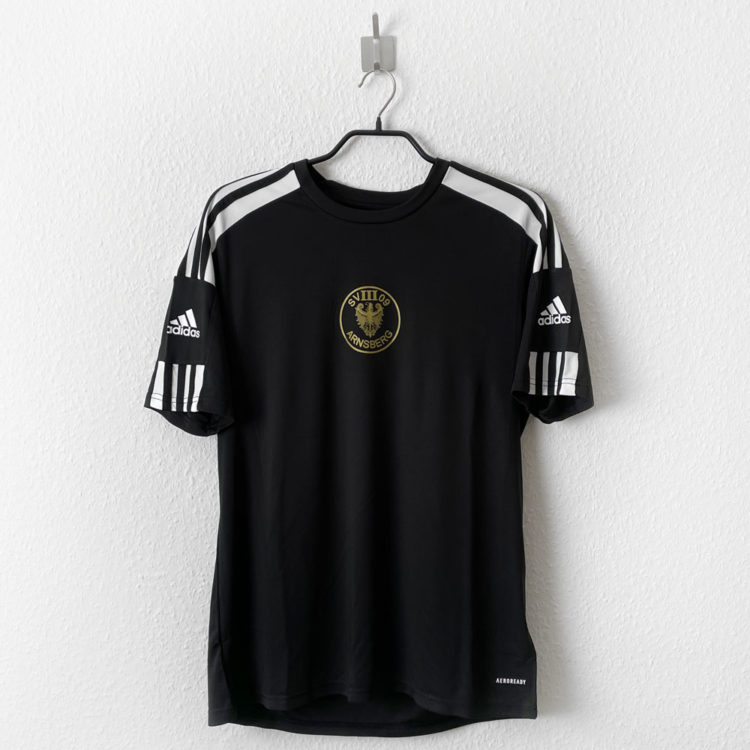 das schwarze adidas trainingsshirt mit goldenem vereinsemblem auf der Brust Mitte