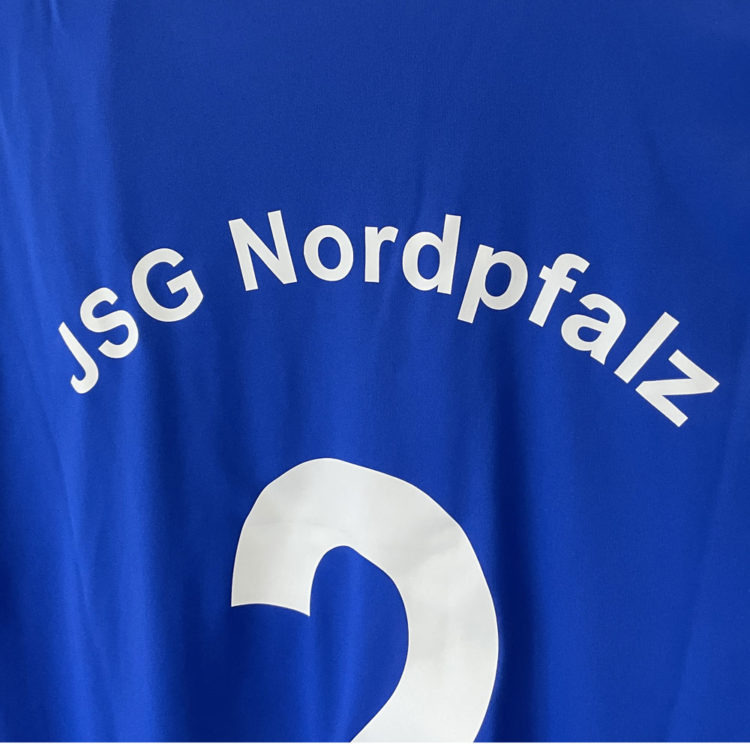 das blaue adidas Trikot Set mit Vereinsnamen Druck in weiß incl. der Rückennummer