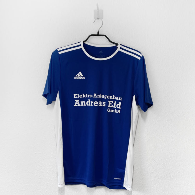 Das blaue adidas Trikot Set mit Bedruckung in weiß