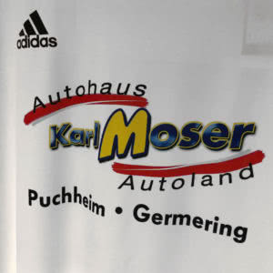 Die adidas Trikots mit der Bedruckung der farbigen Werbung