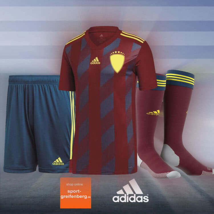 Der adidas trikotsatz Striped 19 barca mit Trikot Hose und Stutzen