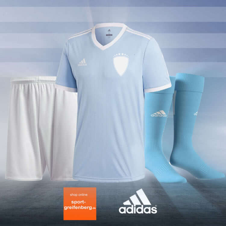 Der adidas trikotsatz Tabela 18 hellblau mit Hose und Stutzen in weiß und hellblau