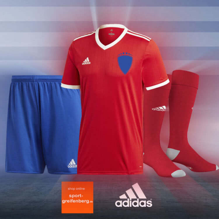 Der adidas Trikotsatz Tabela 18 rot (Trikots) blau (Hosen) rot (Stutzen)