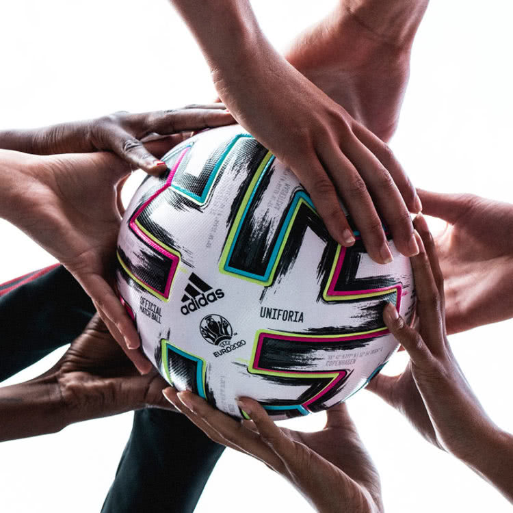 Der adidas Uniforia Match Ball steht für den Zusammenhalt Europas