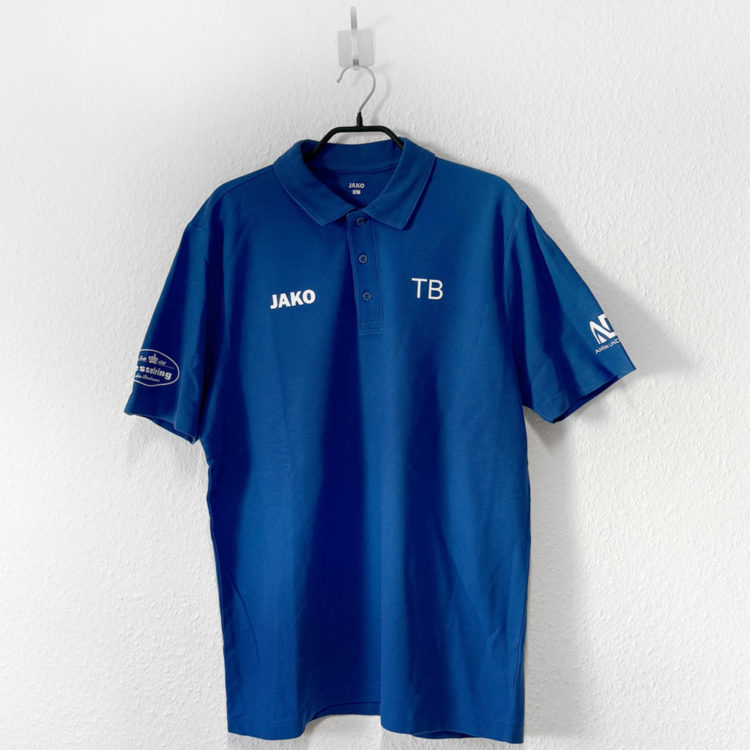 blaue Poloshirts mit Logo Bedruckung auf beiden Ärmeln