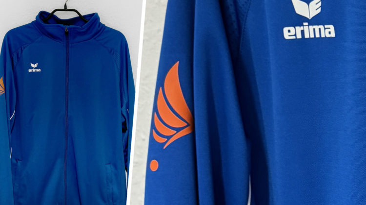 blaue Trainingsjacke mit Logo Druck auf dem Arm