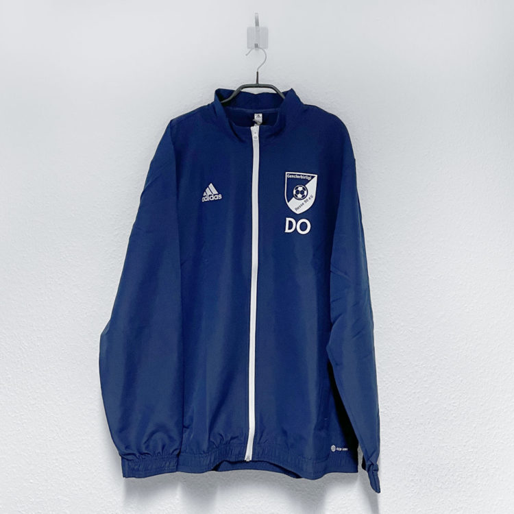 blaue adidas Präsentationsjacke mit Vereinsname und Initialen Bedruckung