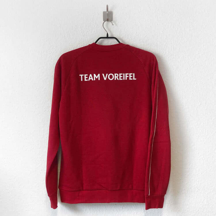 Das Club Sweatshirt mit Druck des Teamnamen