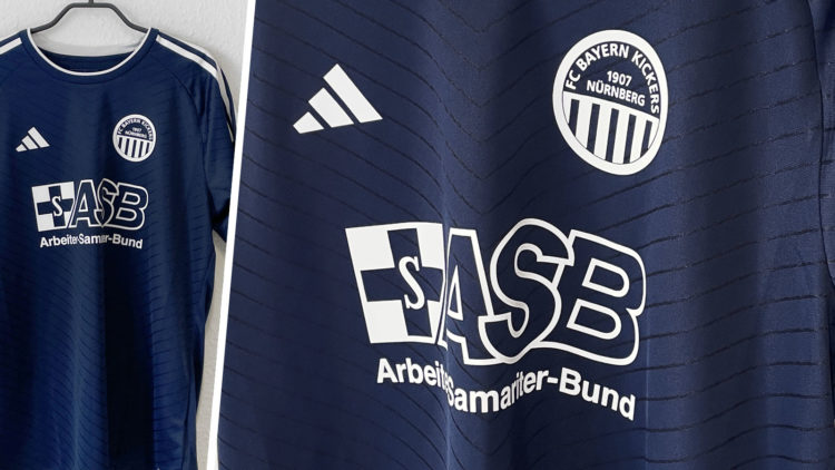 dunkelblauer Trikotsatz mit weißer Bedruckung von adidas