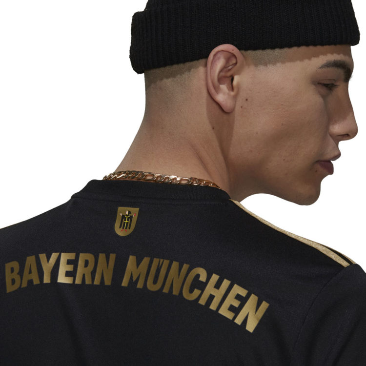 das FC Bayern Trikot in schwarz mit gold