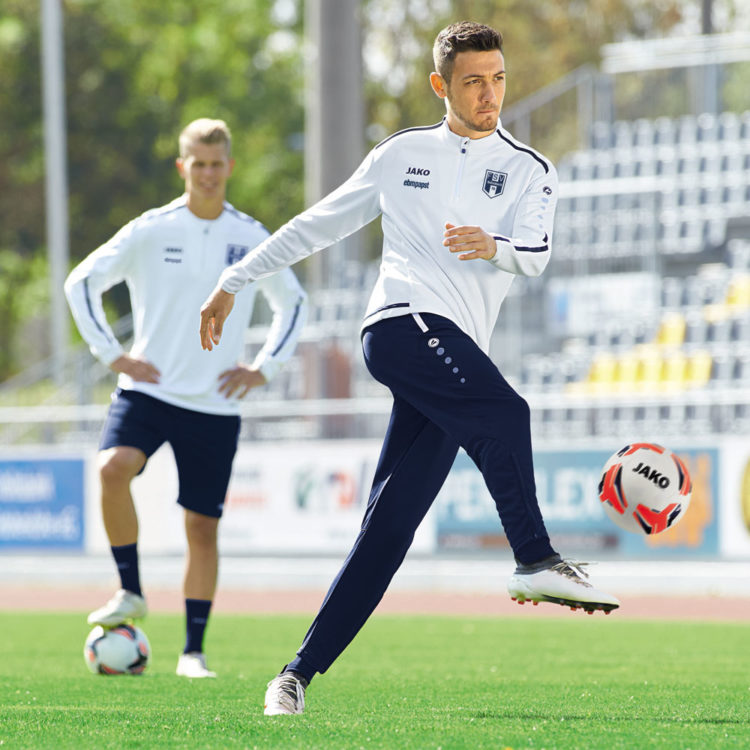 weiß ist nicht die Beste Farbe für Fußball Trainingsanzüge