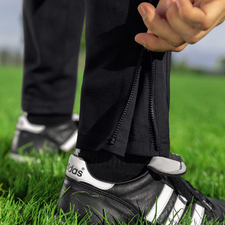 eine lange Fußball Trainingshose mit engen Schnitt