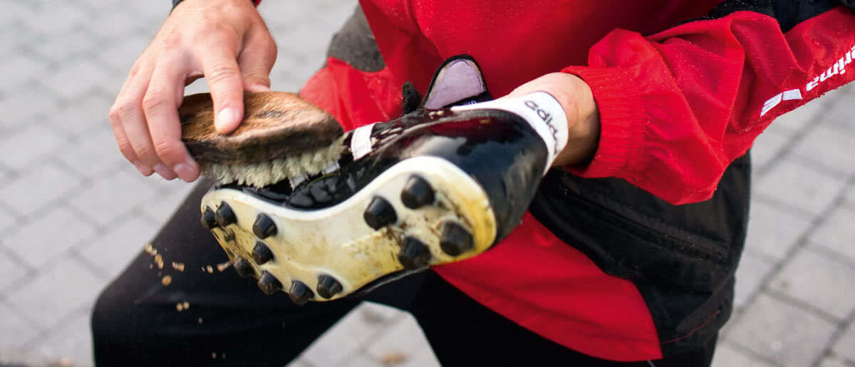 Die Fußballschuhe richtig waschen und pflegen