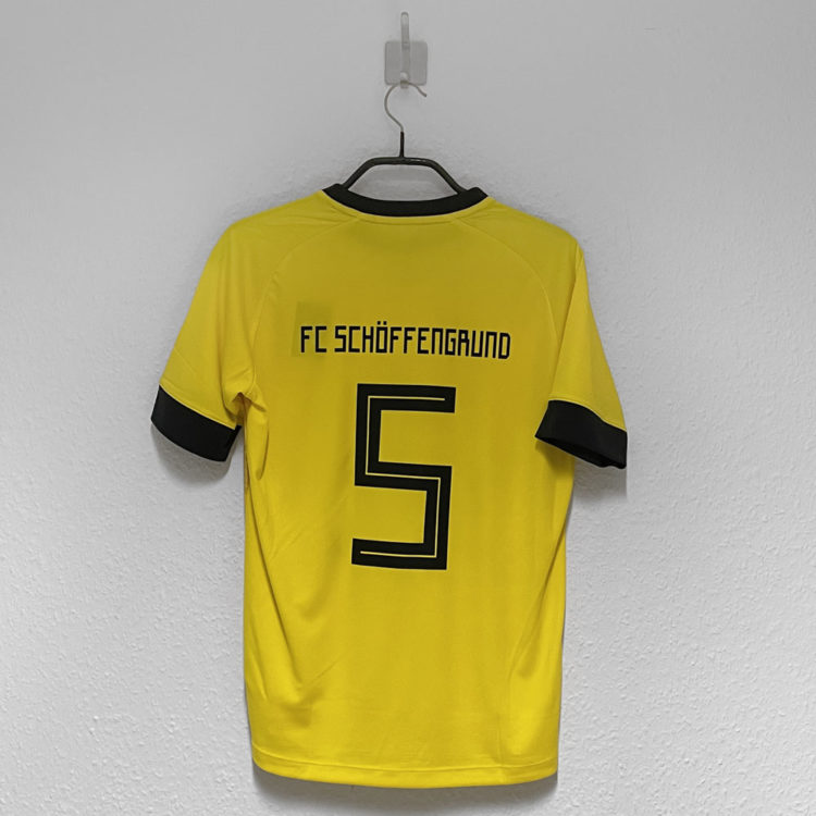 Vereinsname und Nummer auf den gelben adidas Trikots