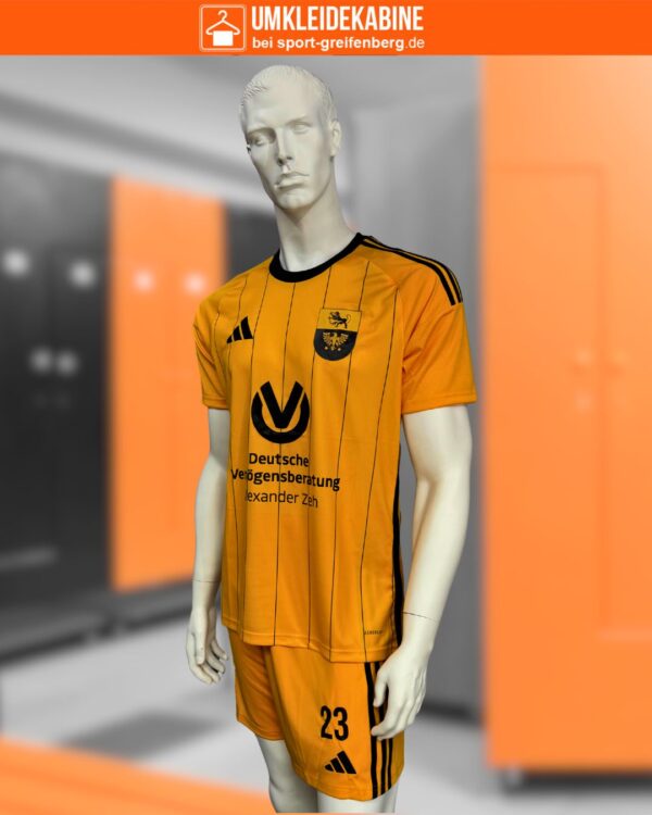 gelbe adidas Locker Room Trikots und Shorts mit Bedruckung