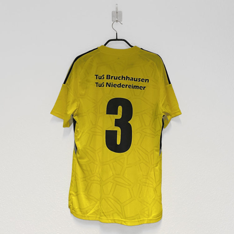 gelbe adidas Trikot Bedruckung mit Vereinsname und Rückennummer in schwarz